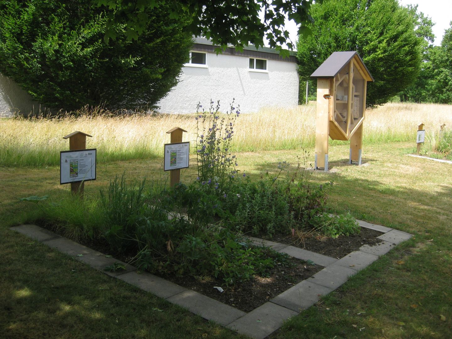 Insektenfreundlicher Friedhof - Beispielgräber und Nisthilfe